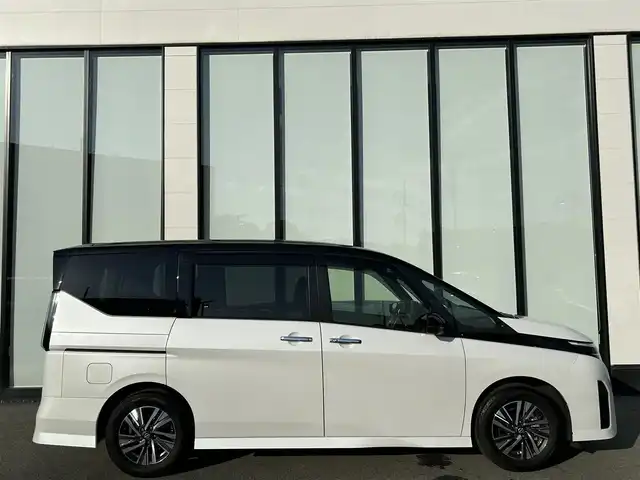 日産 セレナ ハイウェイスター V 大阪府 2023(令5)年 0.6万km 紺／白 プロパイロット　/純正9インチナビ　/　　　フルセグTV/Bluetooth　/アラウンドビューモニター　/両側パワースライドドア　/前後コーナーセンサー　/BSM　/後席11インチモニター/追従型クルーズコントロール/ビルトインETC/前後ドライブレコーダー　