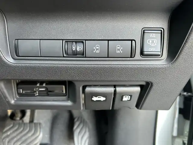 日産 セレナ ハイウェイスター V 大阪府 2023(令5)年 0.6万km 紺／白 プロパイロット　/純正9インチナビ　/　　　フルセグTV/Bluetooth　/アラウンドビューモニター　/両側パワースライドドア　/前後コーナーセンサー　/BSM　/後席11インチモニター/追従型クルーズコントロール/ビルトインETC/前後ドライブレコーダー　