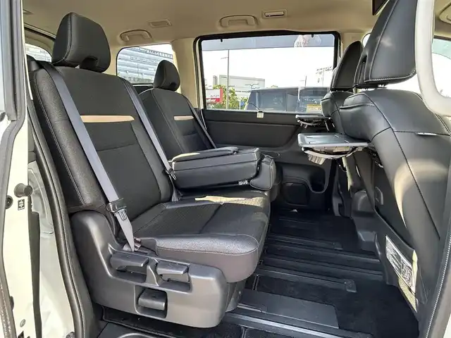日産 セレナ ハイウェイスター V 大阪府 2023(令5)年 0.6万km 紺／白 プロパイロット　/純正9インチナビ　/　　　フルセグTV/Bluetooth　/アラウンドビューモニター　/両側パワースライドドア　/前後コーナーセンサー　/BSM　/後席11インチモニター/追従型クルーズコントロール/ビルトインETC/前後ドライブレコーダー　