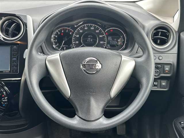 日産 ノート X DIG－S 熊本県 2016(平28)年 9.2万km ブリリアントホワイトパール 社外ナビ/・AM/FM/CD/DVD/SD/USB/iPod/BT/・フルセグTV/バックカメラ/横滑り防止機能/レーンキープアシスト/衝突被害軽減システム/オートライト/・ヘッドライトレベライザー/電動格納ミラー/・ウィンカーミラー/ドアバイザー/スマートキー