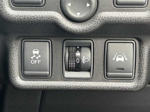 日産 ノート X DIG－S 熊本県 2016(平28)年 9.2万km ブリリアントホワイトパール 社外ナビ/・AM/FM/CD/DVD/SD/USB/iPod/BT/・フルセグTV/バックカメラ/横滑り防止機能/レーンキープアシスト/衝突被害軽減システム/オートライト/・ヘッドライトレベライザー/電動格納ミラー/・ウィンカーミラー/ドアバイザー/スマートキー