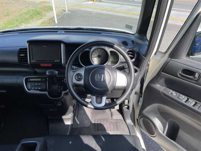 ホンダ Ｎ ＢＯＸ G Lパッケージ 神奈川県 2013(平25)年 9.9万km プレミアムホワイトパール (株)IDOMが運営する【じしゃロン秦野店】の自社ローン専用車両になります。こちらは現金またはオートローンご利用時の価格です。自社ローンご希望の方は別途その旨お申付け下さい/社外メモリナビ/ＣＤ/ＤＶＤ／フルセグ/バックカメラ/スマートキー/両側パワースライド/ライトレベライザー/横滑り防止装置/純正14インチアルミ/チルドステアリング/ドアバイザー
