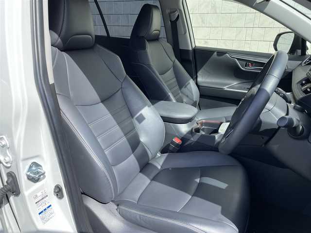 トヨタ ＲＡＶ４ G Zパッケージ 愛知県 2021(令3)年 1.6万km ホワイトパールクリスタルシャイン フルタイム4WD（モード切り替え）/・純正T-CONNECTメモリーナビ（9インチ）/・フルセグテレビ/・CD/DVD再生機能/・Bluetooth接続機能/・ミュージックサーバー（SD録音）/・バックカメラ/・ETC（新セキュリティー対応）/・本革シート/・シートヒーター（運転席・助手席）/・純正フロアマット/・純正19インチアルミホイール/・純正LEDヘッドライト/・オートマチックハイビーム/・衝突軽減ブレーキ/・レーンキープアシスト/・ブラインドスポットモニター/・電動パーキングブレーキ/・ブレーキホールド/・純正デジタルインナーミラー（後方録画）/・社外ドライブレコーダー/・充電用USBポート（2ヶ所）/・スマートキー/・プッシュスタート/・デュアルオートエアコン/・アダプティブクルーズコントロール/・MTモード付きCVT/・パワーステアリング/・パワーウィンドウ/・ダウンヒルアシスト