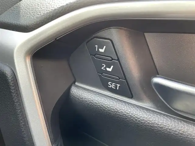 トヨタ ＲＡＶ４ G Zパッケージ 愛知県 2021(令3)年 1.6万km ホワイトパールクリスタルシャイン フルタイム4WD（モード切り替え）/・純正T-CONNECTメモリーナビ（9インチ）/・フルセグテレビ/・CD/DVD再生機能/・Bluetooth接続機能/・ミュージックサーバー（SD録音）/・バックカメラ/・ETC（新セキュリティー対応）/・本革シート/・シートヒーター（運転席・助手席）/・純正フロアマット/・純正19インチアルミホイール/・純正LEDヘッドライト/・オートマチックハイビーム/・衝突軽減ブレーキ/・レーンキープアシスト/・ブラインドスポットモニター/・電動パーキングブレーキ/・ブレーキホールド/・純正デジタルインナーミラー（後方録画）/・社外ドライブレコーダー/・充電用USBポート（2ヶ所）/・スマートキー/・プッシュスタート/・デュアルオートエアコン/・アダプティブクルーズコントロール/・MTモード付きCVT/・パワーステアリング/・パワーウィンドウ/・ダウンヒルアシスト