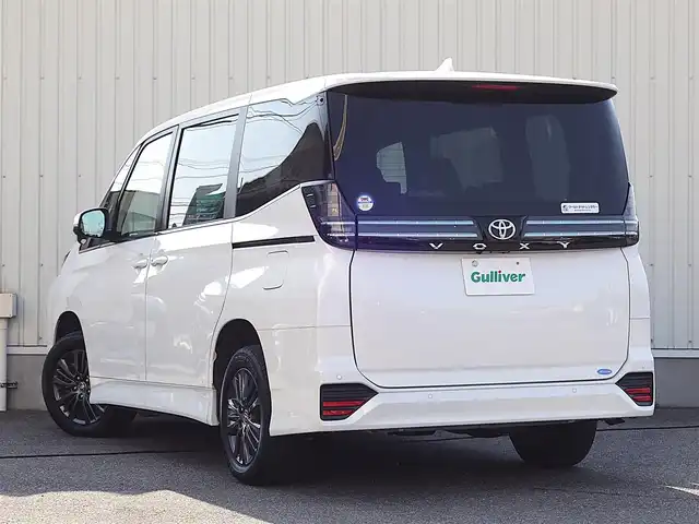 トヨタ ヴォクシー S－Z 山形県 2023(令5)年 1.3万km ホワイトパールクリスタルシャイン 4WD/衝突被害軽減システム/純正ディスプレイオーディオ/　　【BT USB AM・FM Miracast】/バックカメラ/両側パワースライドドア/レーダークルーズコントロール/LEDオートヘッドライト/ハーフレザーシート/シートヒーター/純正16インチアルミホイール/コーナーセンサー/ステアリングスイッチ/MTモード付AT/電動格納ウィンカーミラー/スマートキー/ETC