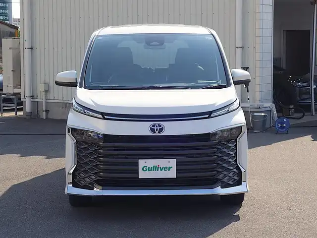 トヨタ ヴォクシー S－Z 山形県 2023(令5)年 1.3万km ホワイトパールクリスタルシャイン 4WD/衝突被害軽減システム/純正ディスプレイオーディオ/　　【BT USB AM・FM Miracast】/バックカメラ/両側パワースライドドア/レーダークルーズコントロール/LEDオートヘッドライト/ハーフレザーシート/シートヒーター/純正16インチアルミホイール/コーナーセンサー/ステアリングスイッチ/MTモード付AT/電動格納ウィンカーミラー/スマートキー/ETC