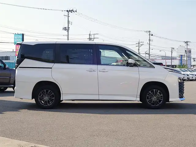 トヨタ ヴォクシー S－Z 山形県 2023(令5)年 1.3万km ホワイトパールクリスタルシャイン 4WD/衝突被害軽減システム/純正ディスプレイオーディオ/　　【BT USB AM・FM Miracast】/バックカメラ/両側パワースライドドア/レーダークルーズコントロール/LEDオートヘッドライト/ハーフレザーシート/シートヒーター/純正16インチアルミホイール/コーナーセンサー/ステアリングスイッチ/MTモード付AT/電動格納ウィンカーミラー/スマートキー/ETC
