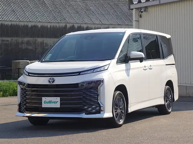 トヨタ ヴォクシー S－Z 山形県 2023(令5)年 1.3万km ホワイトパールクリスタルシャイン 4WD/衝突被害軽減システム/純正ディスプレイオーディオ/　　【BT USB AM・FM Miracast】/バックカメラ/両側パワースライドドア/レーダークルーズコントロール/LEDオートヘッドライト/ハーフレザーシート/シートヒーター/純正16インチアルミホイール/コーナーセンサー/ステアリングスイッチ/MTモード付AT/電動格納ウィンカーミラー/スマートキー/ETC