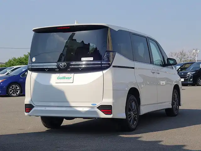 トヨタ ヴォクシー S－Z 山形県 2023(令5)年 1.3万km ホワイトパールクリスタルシャイン 4WD/衝突被害軽減システム/純正ディスプレイオーディオ/　　【BT USB AM・FM Miracast】/バックカメラ/両側パワースライドドア/レーダークルーズコントロール/LEDオートヘッドライト/ハーフレザーシート/シートヒーター/純正16インチアルミホイール/コーナーセンサー/ステアリングスイッチ/MTモード付AT/電動格納ウィンカーミラー/スマートキー/ETC