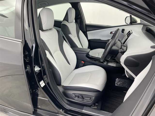 トヨタ プリウス A ツーリングセレクション 群馬県 2019(平31)年 4.4万km アティチュードブラックマイカ モデリスタエアロ(フロント/サイド/リアアンダー)/クールグレー内装/ナビレディパッケージ/・ステアリングスイッチ/・バックカメラ/リヤクロストラフィックアラート(RCTA)/AC100V アクセサリーコンセント/ITS Connect/＝＝＝＝＝/純正9インチ ディーラーナビ（NSZT-Y68T)/・AM/FM/CD/DVD/SD/Bluetooth/フルセグTV/トヨタセーフティセンス/・プリクラッシュセーフティシステム/・レーンディパーチャーアラート(ステアリング制御機能付)/・オートマチックハイビーム/・レーダークルーズコントロール(全車速追従機能付)/ブラインドスポットモニター/インテリジェントクリアランスソナー/シンプルインテリジェントパーキングアシスト(巻き込み警報機能付)/前席シートヒーター /運転席パワーシート /カラーヘッドアップディスプレイ/LEDヘッドライト/LEDフォグランプ/スマートキー /プッシュスタート/ビルトインETC2.0/純正17インチアルミホイール/純正フロアマット