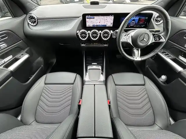メルセデス・ベンツ Ｍ・ベンツ ＧＬＡ１８０ 東京都 2024(令6)年 0.6万km マウンテングレー 【MP202501】/ワンオーナー/パノラミックスライディングルーフ/ユーザーエクスペリエンス/10.25インチワイドディスプレイナビ/Bluetoothオーディオ／フルセグTV/10.25インチコックピットディスプレイ/レーダーセーフティパッケージ/LEDハイパフォーマンスヘッドランプ/アダプティブハイビームアシスト/純正18インチアルミホイール/スマートキー×2/保証書/取扱説明書/R7/10ディーラー整備記録簿あり