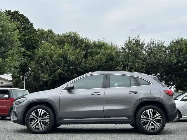メルセデス・ベンツ Ｍ・ベンツ ＧＬＡ１８０ 東京都 2024(令6)年 0.6万km マウンテングレー 【MP202501】/ワンオーナー/パノラミックスライディングルーフ/ユーザーエクスペリエンス/10.25インチワイドディスプレイナビ/Bluetoothオーディオ／フルセグTV/10.25インチコックピットディスプレイ/レーダーセーフティパッケージ/LEDハイパフォーマンスヘッドランプ/アダプティブハイビームアシスト/純正18インチアルミホイール/スマートキー×2/保証書/取扱説明書/R7/10ディーラー整備記録簿あり