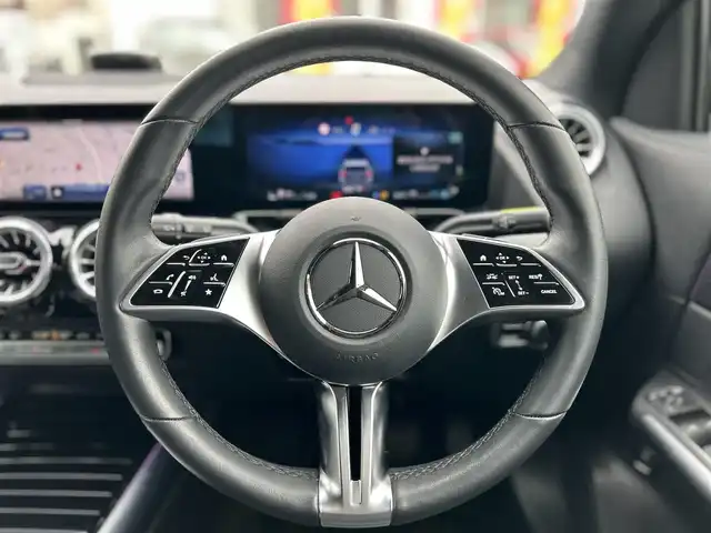 メルセデス・ベンツ Ｍ・ベンツ ＧＬＡ１８０ 東京都 2024(令6)年 0.6万km マウンテングレー 【MP202501】/ワンオーナー/パノラミックスライディングルーフ/ユーザーエクスペリエンス/10.25インチワイドディスプレイナビ/Bluetoothオーディオ／フルセグTV/10.25インチコックピットディスプレイ/レーダーセーフティパッケージ/LEDハイパフォーマンスヘッドランプ/アダプティブハイビームアシスト/純正18インチアルミホイール/スマートキー×2/保証書/取扱説明書/R7/10ディーラー整備記録簿あり
