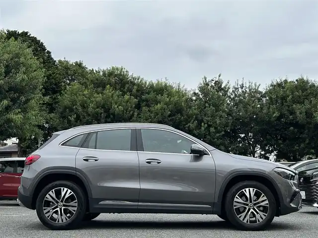 メルセデス・ベンツ Ｍ・ベンツ ＧＬＡ１８０ 東京都 2024(令6)年 0.6万km マウンテングレー 【MP202501】/ワンオーナー/パノラミックスライディングルーフ/ユーザーエクスペリエンス/10.25インチワイドディスプレイナビ/Bluetoothオーディオ／フルセグTV/10.25インチコックピットディスプレイ/レーダーセーフティパッケージ/LEDハイパフォーマンスヘッドランプ/アダプティブハイビームアシスト/純正18インチアルミホイール/スマートキー×2/保証書/取扱説明書/R7/10ディーラー整備記録簿あり