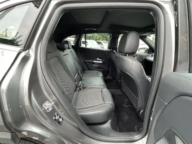 メルセデス・ベンツ Ｍ・ベンツ ＧＬＡ１８０ 東京都 2024(令6)年 0.6万km マウンテングレー 【MP202501】/ワンオーナー/パノラミックスライディングルーフ/ユーザーエクスペリエンス/10.25インチワイドディスプレイナビ/Bluetoothオーディオ／フルセグTV/10.25インチコックピットディスプレイ/レーダーセーフティパッケージ/LEDハイパフォーマンスヘッドランプ/アダプティブハイビームアシスト/純正18インチアルミホイール/スマートキー×2/保証書/取扱説明書/R7/10ディーラー整備記録簿あり