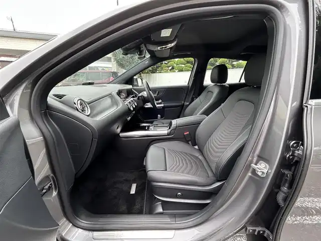 メルセデス・ベンツ Ｍ・ベンツ ＧＬＡ１８０ 東京都 2024(令6)年 0.6万km マウンテングレー 【MP202501】/ワンオーナー/パノラミックスライディングルーフ/ユーザーエクスペリエンス/10.25インチワイドディスプレイナビ/Bluetoothオーディオ／フルセグTV/10.25インチコックピットディスプレイ/レーダーセーフティパッケージ/LEDハイパフォーマンスヘッドランプ/アダプティブハイビームアシスト/純正18インチアルミホイール/スマートキー×2/保証書/取扱説明書/R7/10ディーラー整備記録簿あり