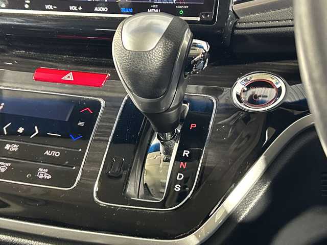 ホンダ オデッセイ ハイブリッド アブソルート・EXホンダセンジング 神奈川県 2018(平30)年 6.5万km プラチナホワイトパール 純正9型メモリーナビゲーション【VXM-187VFNi】/純正フリップダウンモニター/フルセグ　CD DVD　SDMUSICRACK　Bluetooth　iPod　USB/マルチビューカメラ/スマートパーキングアシスト/パーキングセンサーシステム/ブラインドスポットインフォメーション/ホンダセンシング/衝突軽減ブレーキ/歩行者事故低減ステアリング/アダブティブクルーズコントロール/LKAS車線維持支援システム/路外逸脱抑制機能/誤発進抑制機能/先行車発進お知らせ機能/標識認識機能/ECON/純正ビルトインETC2.0/2列目オットマン/ハーフレザーシート/前席シートヒーター/パワーシート/革巻きステアリング/自動防眩ルームミラー/社外前後ドライブレコーダー/電動パーキングブレーキ/オートブレーキホールド/プラズマクラスター付オートエアコン/プッシュスタート/スマートキー/LEDヘッド/フォグランプ/LEDアクティブコーナリングランプ/オートライト/純正17インチアルミホイール/純正サイド/リアスポイラー/スペアキー