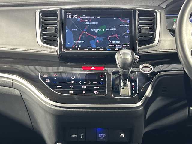 ホンダ オデッセイ ハイブリッド アブソルート・EXホンダセンジング 神奈川県 2018(平30)年 6.5万km プラチナホワイトパール 純正9型メモリーナビゲーション【VXM-187VFNi】/純正フリップダウンモニター/フルセグ　CD DVD　SDMUSICRACK　Bluetooth　iPod　USB/マルチビューカメラ/スマートパーキングアシスト/パーキングセンサーシステム/ブラインドスポットインフォメーション/ホンダセンシング/衝突軽減ブレーキ/歩行者事故低減ステアリング/アダブティブクルーズコントロール/LKAS車線維持支援システム/路外逸脱抑制機能/誤発進抑制機能/先行車発進お知らせ機能/標識認識機能/ECON/純正ビルトインETC2.0/2列目オットマン/ハーフレザーシート/前席シートヒーター/パワーシート/革巻きステアリング/自動防眩ルームミラー/社外前後ドライブレコーダー/電動パーキングブレーキ/オートブレーキホールド/プラズマクラスター付オートエアコン/プッシュスタート/スマートキー/LEDヘッド/フォグランプ/LEDアクティブコーナリングランプ/オートライト/純正17インチアルミホイール/純正サイド/リアスポイラー/スペアキー