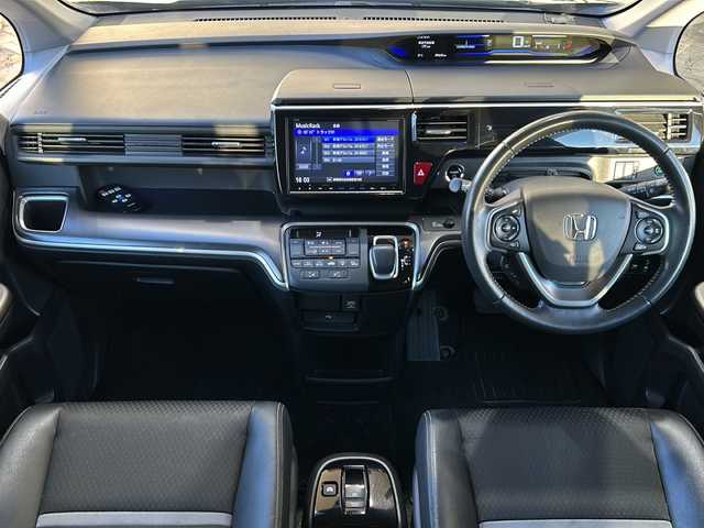 ホンダ ステップワゴン スパーダ ハイブリッド G EX ホンダセンシング 静岡県 2017(平29)年 9.7万km プレミアムスパークルブラックパール 純正メモリナビ/・CD/・DVD/・フルセグＴＶ/・Bluetooth/・USB/・AM/・FM/主要装備/・両側パワスラ/・後席モニター/・ホンダセンシング/・衝突軽減/・レーンキープ/・追従クルコン/・全方位カメラ/・ビルトインETC/・ドラレコ前後/・ハーフレザーシート/・シートヒーターD/N席/・電動パーキングブレーキ/・オートホールド/・純正フロアマット/・純正アルミホイール/・LEDヘッドライト/・オートライト/・ステリモ