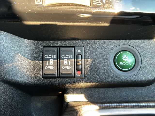 ホンダ ステップワゴン スパーダ ハイブリッド G EX ホンダセンシング 静岡県 2017(平29)年 9.7万km プレミアムスパークルブラックパール 純正メモリナビ/・CD/・DVD/・フルセグＴＶ/・Bluetooth/・USB/・AM/・FM/主要装備/・両側パワスラ/・後席モニター/・ホンダセンシング/・衝突軽減/・レーンキープ/・追従クルコン/・全方位カメラ/・ビルトインETC/・ドラレコ前後/・ハーフレザーシート/・シートヒーターD/N席/・電動パーキングブレーキ/・オートホールド/・純正フロアマット/・純正アルミホイール/・LEDヘッドライト/・オートライト/・ステリモ