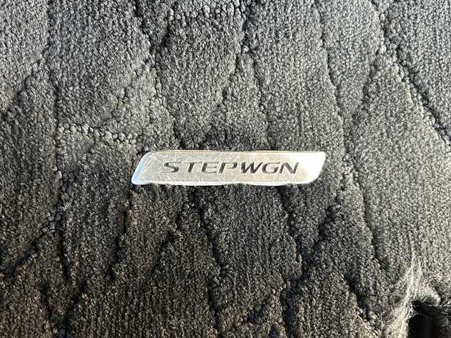 ホンダ ステップワゴン スパーダ ハイブリッド G EX ホンダセンシング 静岡県 2017(平29)年 9.7万km プレミアムスパークルブラックパール 純正メモリナビ/・CD/・DVD/・フルセグＴＶ/・Bluetooth/・USB/・AM/・FM/主要装備/・両側パワスラ/・後席モニター/・ホンダセンシング/・衝突軽減/・レーンキープ/・追従クルコン/・全方位カメラ/・ビルトインETC/・ドラレコ前後/・ハーフレザーシート/・シートヒーターD/N席/・電動パーキングブレーキ/・オートホールド/・純正フロアマット/・純正アルミホイール/・LEDヘッドライト/・オートライト/・ステリモ