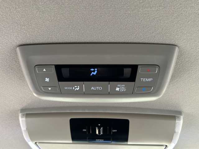 ホンダ ステップワゴン スパーダ ハイブリッド G EX ホンダセンシング 静岡県 2017(平29)年 9.7万km プレミアムスパークルブラックパール 純正メモリナビ/・CD/・DVD/・フルセグＴＶ/・Bluetooth/・USB/・AM/・FM/主要装備/・両側パワスラ/・後席モニター/・ホンダセンシング/・衝突軽減/・レーンキープ/・追従クルコン/・全方位カメラ/・ビルトインETC/・ドラレコ前後/・ハーフレザーシート/・シートヒーターD/N席/・電動パーキングブレーキ/・オートホールド/・純正フロアマット/・純正アルミホイール/・LEDヘッドライト/・オートライト/・ステリモ