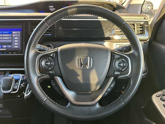 ホンダ ステップワゴン スパーダ ハイブリッド G EX ホンダセンシング 静岡県 2017(平29)年 9.7万km プレミアムスパークルブラックパール 純正メモリナビ/・CD/・DVD/・フルセグＴＶ/・Bluetooth/・USB/・AM/・FM/主要装備/・両側パワスラ/・後席モニター/・ホンダセンシング/・衝突軽減/・レーンキープ/・追従クルコン/・全方位カメラ/・ビルトインETC/・ドラレコ前後/・ハーフレザーシート/・シートヒーターD/N席/・電動パーキングブレーキ/・オートホールド/・純正フロアマット/・純正アルミホイール/・LEDヘッドライト/・オートライト/・ステリモ