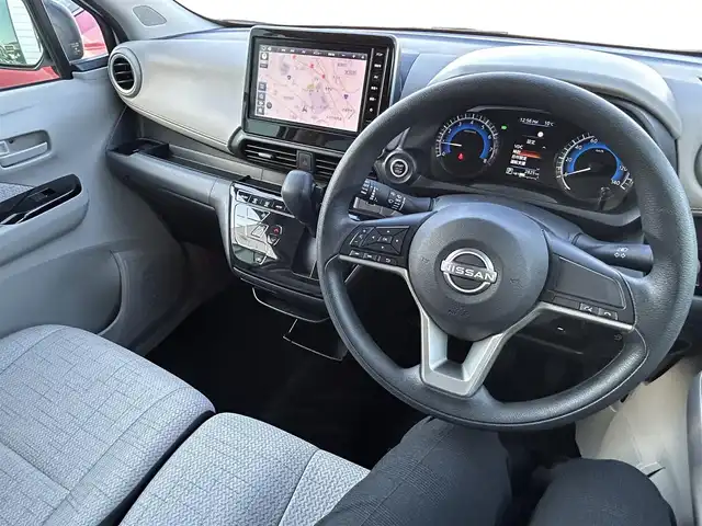 日産 デイズ X 群馬県 2024(令6)年 0.3万km ホワイトパール 純正ナビ/　(AM/FM/TV/BT/)/アラウンドビューモニター/エマージェンシーブレーキ/車線逸脱警報/先行車発進お知らせ機能/標識認識機能/ふらつき警報/クリアランスソナー/アイドリングストップ/前方ドライブレコーダー/ETC2.0/ステアリングリモコン/社外フロアマット/AUTOライト/LEDヘッドライト