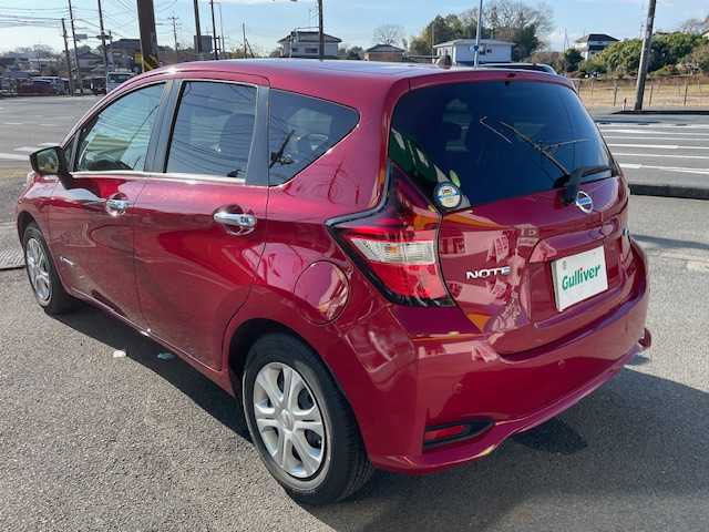 日産 ノート e－パワー X 神奈川県 2017(平29)年 12.4万km ガーネットレッド ワンオーナー/純正メモリナビ/全方位モニター/ETC/プッシュスタート/バックカメラ/ウィンカーミラー/取説・保証書/純正フロアマット
