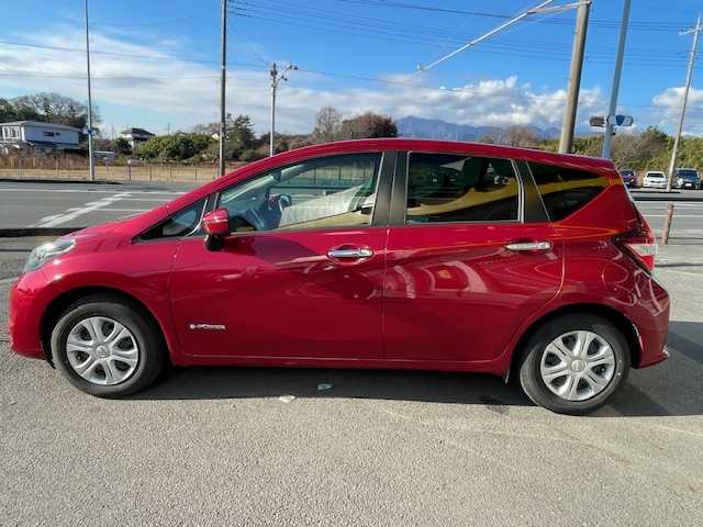 日産 ノート e－パワー X 神奈川県 2017(平29)年 12.4万km ガーネットレッド ワンオーナー/純正メモリナビ/全方位モニター/ETC/プッシュスタート/バックカメラ/ウィンカーミラー/取説・保証書/純正フロアマット