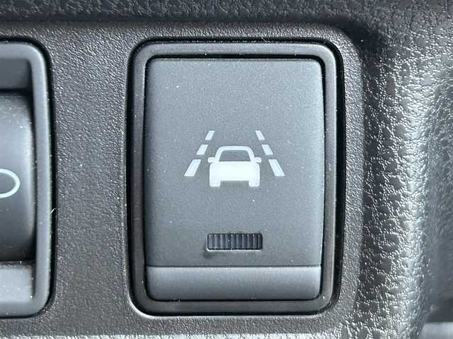 日産 ノート e－パワー X 静岡県 2017(平29)年 6.9万km スーパーブラック 純正ナビ/・SD/・FM/AM/・フルセグTV/・Bluetooth/・CD/DVD/・Music Stocker/・AUX/主要装備/・ＥＴＣ/・ドライブレコーダー/・衝突被害軽減システム/・オートエアコン/・オートライト/・横滑り防止装置/・純正ホイールキャップ/・リアスポイラー/・スマートキー（スペアキー１本）
