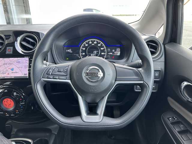 日産 ノート e－パワー X 静岡県 2017(平29)年 6.9万km スーパーブラック 純正ナビ/・SD/・FM/AM/・フルセグTV/・Bluetooth/・CD/DVD/・Music Stocker/・AUX/主要装備/・ＥＴＣ/・ドライブレコーダー/・衝突被害軽減システム/・オートエアコン/・オートライト/・横滑り防止装置/・純正ホイールキャップ/・リアスポイラー/・スマートキー（スペアキー１本）