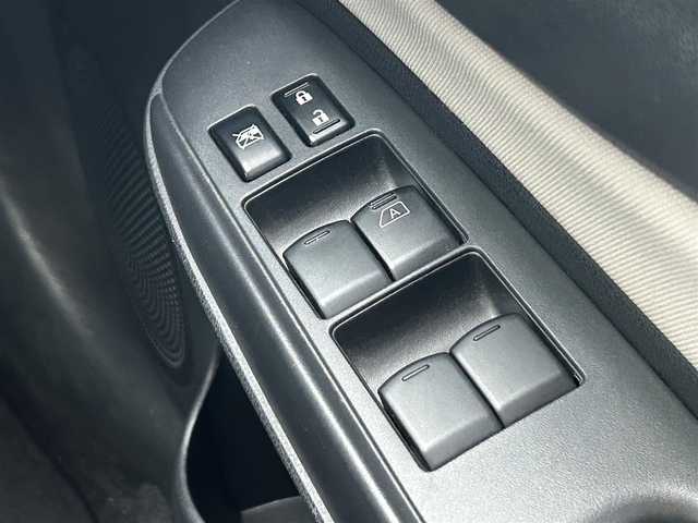 日産 ノート e－パワー X 静岡県 2017(平29)年 6.9万km スーパーブラック 純正ナビ/・SD/・FM/AM/・フルセグTV/・Bluetooth/・CD/DVD/・Music Stocker/・AUX/主要装備/・ＥＴＣ/・ドライブレコーダー/・衝突被害軽減システム/・オートエアコン/・オートライト/・横滑り防止装置/・純正ホイールキャップ/・リアスポイラー/・スマートキー（スペアキー１本）
