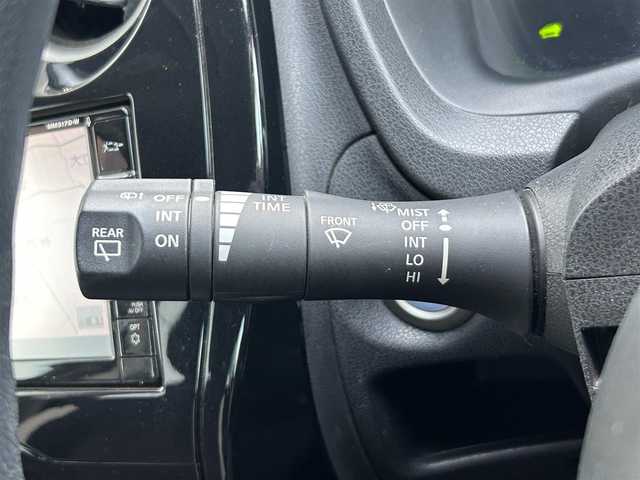 日産 ノート e－パワー X 静岡県 2017(平29)年 6.9万km スーパーブラック 純正ナビ/・SD/・FM/AM/・フルセグTV/・Bluetooth/・CD/DVD/・Music Stocker/・AUX/主要装備/・ＥＴＣ/・ドライブレコーダー/・衝突被害軽減システム/・オートエアコン/・オートライト/・横滑り防止装置/・純正ホイールキャップ/・リアスポイラー/・スマートキー（スペアキー１本）