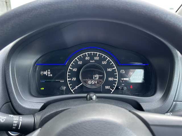 日産 ノート e－パワー X 静岡県 2017(平29)年 6.9万km スーパーブラック 純正ナビ/・SD/・FM/AM/・フルセグTV/・Bluetooth/・CD/DVD/・Music Stocker/・AUX/主要装備/・ＥＴＣ/・ドライブレコーダー/・衝突被害軽減システム/・オートエアコン/・オートライト/・横滑り防止装置/・純正ホイールキャップ/・リアスポイラー/・スマートキー（スペアキー１本）