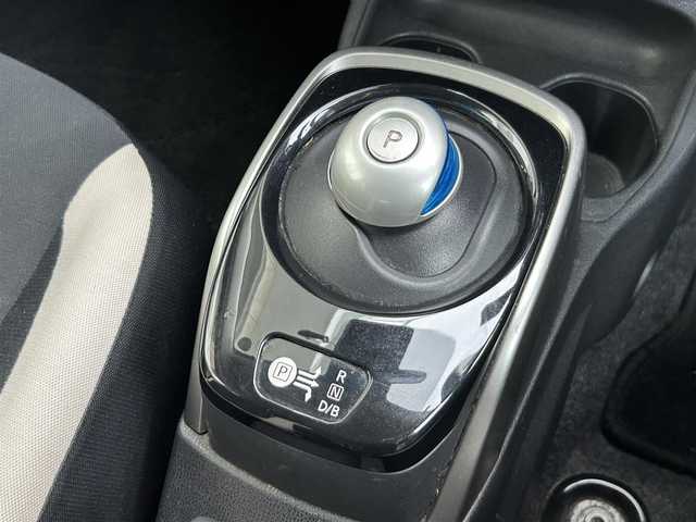 日産 ノート e－パワー X 静岡県 2017(平29)年 6.9万km スーパーブラック 純正ナビ/・SD/・FM/AM/・フルセグTV/・Bluetooth/・CD/DVD/・Music Stocker/・AUX/主要装備/・ＥＴＣ/・ドライブレコーダー/・衝突被害軽減システム/・オートエアコン/・オートライト/・横滑り防止装置/・純正ホイールキャップ/・リアスポイラー/・スマートキー（スペアキー１本）