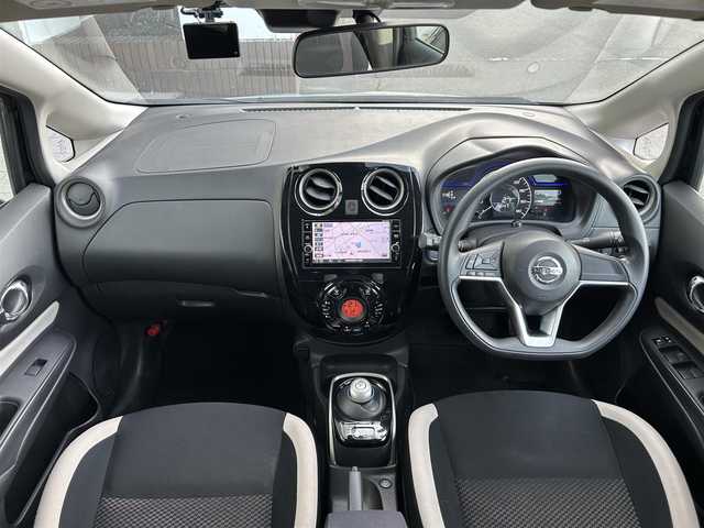 日産 ノート e－パワー X 静岡県 2017(平29)年 6.9万km スーパーブラック 純正ナビ/・SD/・FM/AM/・フルセグTV/・Bluetooth/・CD/DVD/・Music Stocker/・AUX/主要装備/・ＥＴＣ/・ドライブレコーダー/・衝突被害軽減システム/・オートエアコン/・オートライト/・横滑り防止装置/・純正ホイールキャップ/・リアスポイラー/・スマートキー（スペアキー１本）