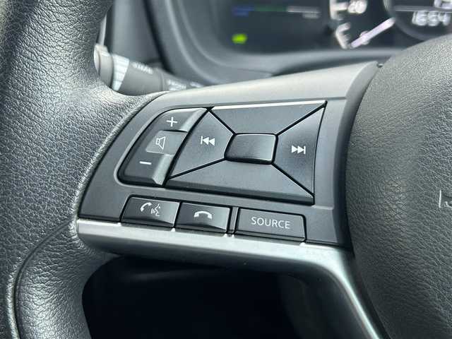 日産 ノート e－パワー X 静岡県 2017(平29)年 6.9万km スーパーブラック 純正ナビ/・SD/・FM/AM/・フルセグTV/・Bluetooth/・CD/DVD/・Music Stocker/・AUX/主要装備/・ＥＴＣ/・ドライブレコーダー/・衝突被害軽減システム/・オートエアコン/・オートライト/・横滑り防止装置/・純正ホイールキャップ/・リアスポイラー/・スマートキー（スペアキー１本）