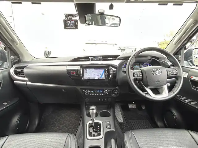 トヨタ ハイラックス Z 岩手県 2018(平30)年 1.9万km アティチュードブラックマイカ ・4WD/・純正ナビ（NSZT-W66T）/・フルセグ/・AM/FM/CD/Bluetooth/・プッシュスタート/・スマートキー/・スペアキー1本/・Toyota Safety Sense/・横滑り防止/・オートライト/・LEDヘットライト/・レーダークルーズコントロール/・ダウンヒルアシストコントロール/・MTモード付AT/・純正ETC/・純正フロアマット/・純正ドアバイザー/・純正AW/・ハードノトカバー/・純正ダンパー/・サマータイヤ純正AWセット積み/・保証書/・取扱説明書