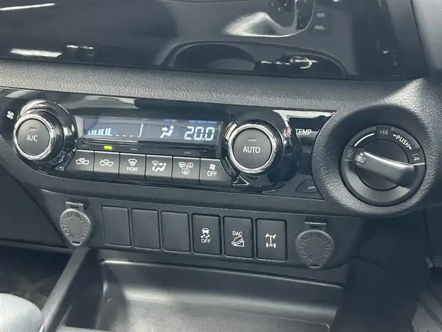 トヨタ ハイラックス Z 岩手県 2018(平30)年 1.9万km アティチュードブラックマイカ ・4WD/・純正ナビ（NSZT-W66T）/・フルセグ/・AM/FM/CD/Bluetooth/・プッシュスタート/・スマートキー/・スペアキー1本/・Toyota Safety Sense/・横滑り防止/・オートライト/・LEDヘットライト/・レーダークルーズコントロール/・ダウンヒルアシストコントロール/・MTモード付AT/・純正ETC/・純正フロアマット/・純正ドアバイザー/・純正AW/・ハードノトカバー/・純正ダンパー/・サマータイヤ純正AWセット積み/・保証書/・取扱説明書