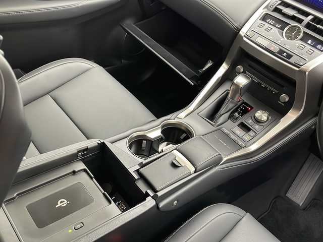 レクサス ＮＸ 300h Iパッケージ 長野県 2020(令2)年 6.7万km ソニッククォーツ 4WD/純正ナビ　/（フルセグ/Bluetooth/CD/DVD/USB)/全方位モニター/衝突軽減ブレーキ/レーンキープアシスト/レーダークルーズコントロール/ブラインドスポットモニター/前後コーナーセンサー/ビルトインETC2.0/前後ドライブレコーダー/前席パワーシート（D席メモリ付き）/前席シートヒーター/ステアリングヒーター/角型3眼LEDヘッドライト/置くだけ充電/パドルシフト/ステアリングスイッチ/革巻きステアリング/電子パーキングブレーキ/ナノイーエアコン搭載/ドライブモード/スマートキー