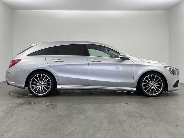 メルセデス・ベンツ ＣＬＡ１８０ Sブレイク AMG スタイル 兵庫県 2018(平30)年 4万km ポーラシルバー ・HDDナビ/・CD/DVD/USB/SD/Bluetooth/フルセグテレビ/・バックカメラ/・クルーズコントロール/・ETC/・USB入力端子/・純正フロアマット/・サンルーフ/・パドルシフト/・ハーフレザーシート/・メモリシート（D席）/・パワーシート（D席＋N席）/・ヒートシーター（D席＋N席）/・純正18インチアルミホイール/・横滑り防止装置/・盗難防止装置/・衝突被害軽減システム/・レーンキープアシスト/・W＋サイドエアバッグ/・カーテンエアバッグ/・オートライト/・LEDヘッドライト/・スマートキー/・プッシュスタートボタン/・オートエアコン