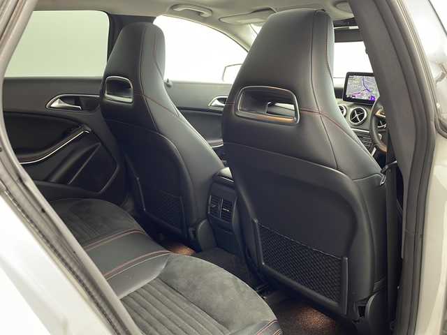 メルセデス・ベンツ ＣＬＡ１８０ Sブレイク AMG スタイル 兵庫県 2018(平30)年 4万km ポーラシルバー ・HDDナビ/・CD/DVD/USB/SD/Bluetooth/フルセグテレビ/・バックカメラ/・クルーズコントロール/・ETC/・USB入力端子/・純正フロアマット/・サンルーフ/・パドルシフト/・ハーフレザーシート/・メモリシート（D席）/・パワーシート（D席＋N席）/・ヒートシーター（D席＋N席）/・純正18インチアルミホイール/・横滑り防止装置/・盗難防止装置/・衝突被害軽減システム/・レーンキープアシスト/・W＋サイドエアバッグ/・カーテンエアバッグ/・オートライト/・LEDヘッドライト/・スマートキー/・プッシュスタートボタン/・オートエアコン