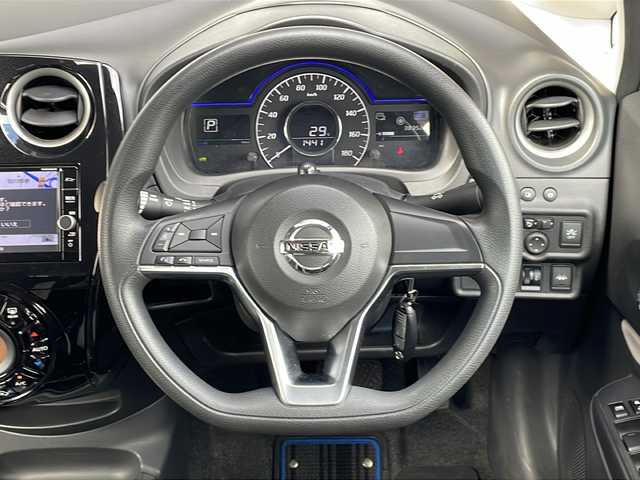 日産 ノート e－パワー X 長野県 2018(平30)年 3.9万km シャイニングブルー 衝突軽減ブレーキ/純正メモリナビフルセグTV/(MM318D-W)/バックカメラ/全周囲カメラ/ETC/デジタルインナーミラー/レーンキープアシスト/オートエアコン/横滑り防止装置/ステアリングリモコン/プッシュスタート/スマートキー/ドアバイザー/電動格納ミラー