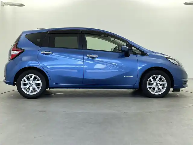 日産 ノート e－パワー X 福井県 2018(平30)年 3.9万km シャイニングブルー 純正ナビ/・AM/FM/BT/CD/・フルセグTV/・全方位カメラ/デジタルインナーミラー/エマージェンシーブレーキパッケージ/・エマージェンシーブレーキ/・車線逸脱警報/・ビークルダイナミックコントロール/・踏み間違い衝突防止アシスト/・機能付アラウンドビューモニター/ETC/オートエアコン/横滑り防止装置/ステアリングリモコン/プッシュスタート/スマートキー/ドアバイザー/電動格納ミラー