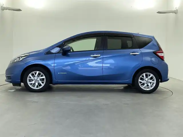 日産 ノート e－パワー X 福井県 2018(平30)年 3.9万km シャイニングブルー 純正ナビ/・AM/FM/BT/CD/・フルセグTV/・全方位カメラ/デジタルインナーミラー/エマージェンシーブレーキパッケージ/・エマージェンシーブレーキ/・車線逸脱警報/・ビークルダイナミックコントロール/・踏み間違い衝突防止アシスト/・機能付アラウンドビューモニター/ETC/オートエアコン/横滑り防止装置/ステアリングリモコン/プッシュスタート/スマートキー/ドアバイザー/電動格納ミラー