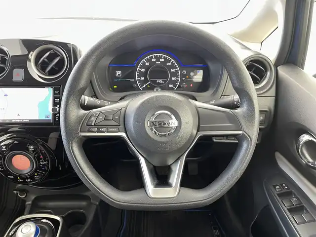 日産 ノート e－パワー X 福井県 2018(平30)年 3.9万km シャイニングブルー 純正ナビ/・AM/FM/BT/CD/・フルセグTV/・全方位カメラ/デジタルインナーミラー/エマージェンシーブレーキパッケージ/・エマージェンシーブレーキ/・車線逸脱警報/・ビークルダイナミックコントロール/・踏み間違い衝突防止アシスト/・機能付アラウンドビューモニター/ETC/オートエアコン/横滑り防止装置/ステアリングリモコン/プッシュスタート/スマートキー/ドアバイザー/電動格納ミラー