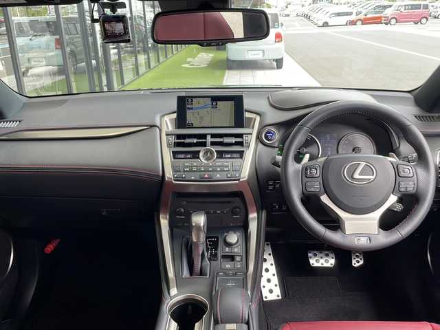 レクサス ＮＸ 300h Fスポーツ 愛知県 2015(平27)年 2.2万km スターライトブラックガラスフレーク 衝突軽減システム/純正SDナビ/三眼LEDヘッドライト/レーダークルーズコントロール/シートヒーター/本革シート/エアシート/フルセグ/CD/DVD/Bluetooth/バックカメラ/電動リアゲート/ヘッドアップディスプレイ/コーナーセンサー/純正アルミホイール/ステアリングヒーター/パドルシフト/オートマチックハイビーム/ドライブレコーダー/ETC/ステアリングスイッチ/スマートキー/プッシュスタート