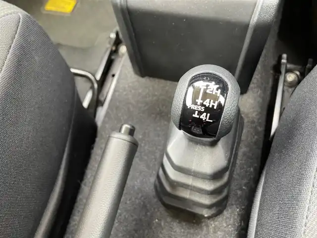 スズキ ジムニー シエラ JL 石川県 2019(令1)年 4.1万km シフォンアイボリーM 4WD/スズキセーフティサポート/オプショングリル/マッドフラップ/純正メモリーナビ/CD/DVD/フルセグTV/スマートキー/プッシュスタート/シートヒーター/電動ミラー/純正アルミホイール/ビルトインETC