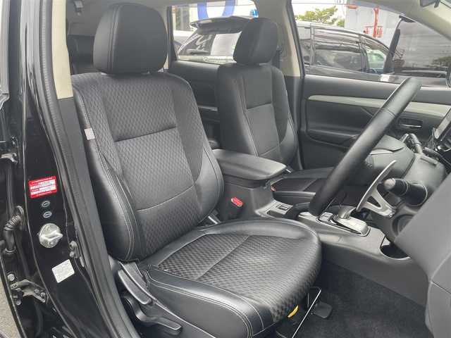 三菱 アウトランダー ＰＨＥＶ G セーフティパッケージ 兵庫県 2014(平26)年 11.9万km アメジストブラック (株)IDOMが運営する【じしゃロン西宮店】の自社ローン専用車両になります。こちらは現金またはオートローンご利用時の価格です。自社ローンご希望の方は別途その旨お申付け下さい/＊ETC/＊クルーズコントロールあり/＊フルセグ/＊シートヒーター/＊エアシート/＊横滑り防止装置/＊オートライト/＊レーンキープアシスト/＊衝突被害軽減システム